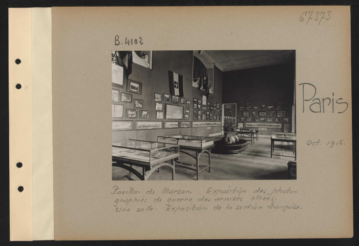 Paris. Pavillon de Marsan. Exposition des photographies de guerre des armées alliées. Une salle. Exposition de la section française
