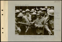 Bois de Reims. Soldats français, italiens et anglais examinant une mitrailleuse allemande
