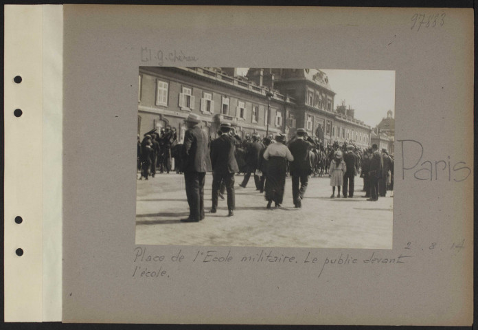 Paris. Place de l'Ecole militaire. Le public devant l'école