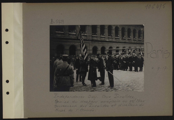 Paris. Independance Day. Aux Invalides. Remise du drapeau américain au général Niox gouverneur des Invalides et directeur du musée de l'armée