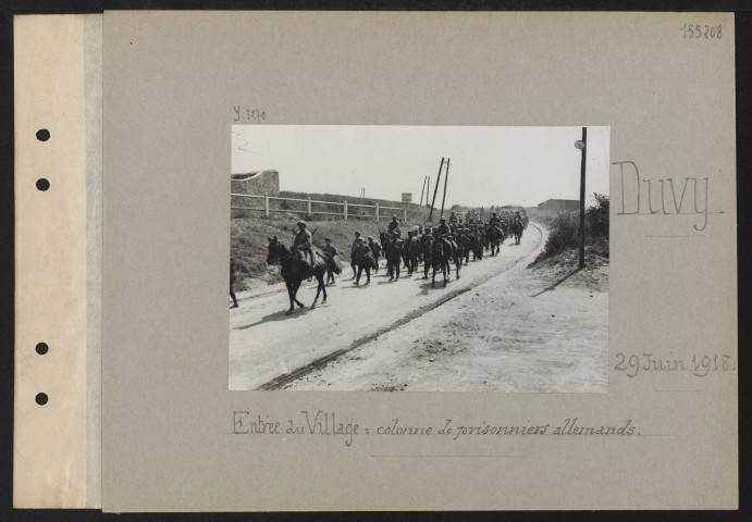 Duvy. Entrée du village : colonne de prisonniers allemands