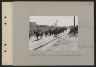 Duvy. Entrée du village : colonne de prisonniers allemands