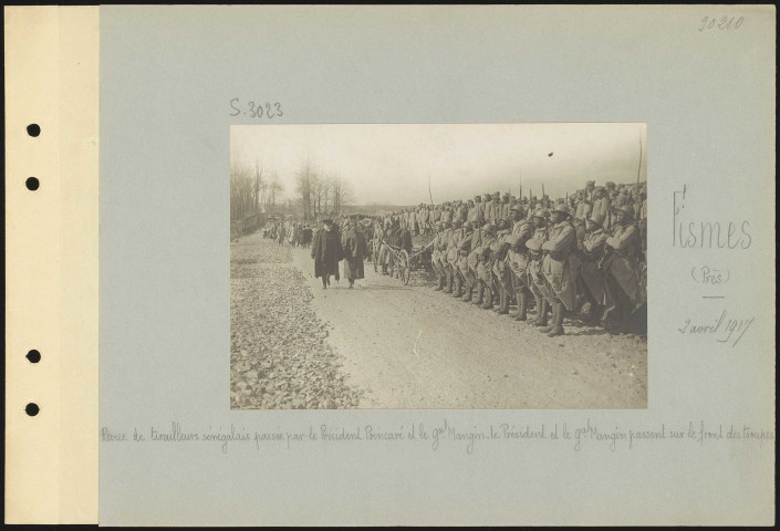 Fismes (près). Revue de tirailleurs sénégalais passée par le président Poincaré et le général Mangin. Le président et le général Mangin passent sur le front des troupes
