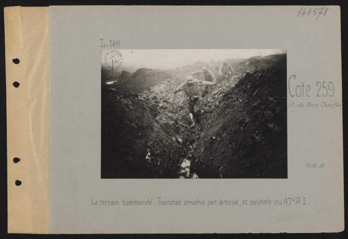 Cote 259 (ouest du Bois Chauffour). Le terrain bombardé. Tranchée envahie par la boue et soldats du 47e RI
