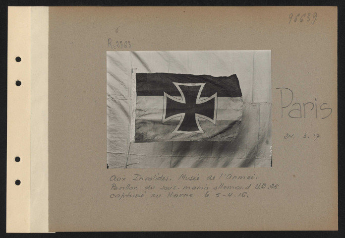 Paris. Aux Invalides. Musée de l'armée. Pavillon du sous-marin allemand UB 26 capturé au Havre le 5.4.16