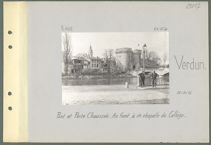 Verdun. Pont et porte Chaussée. Au fond, à droite chapelle du collège