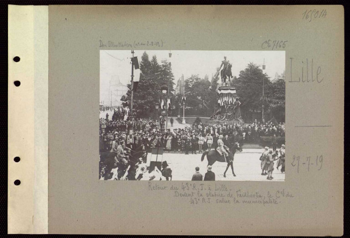 Lille. Retour du 43e régiment d'infanterie à Lille. Devant la statue de Faidherbe, le colonel du 43e régiment d'infanterie salue la municipalité