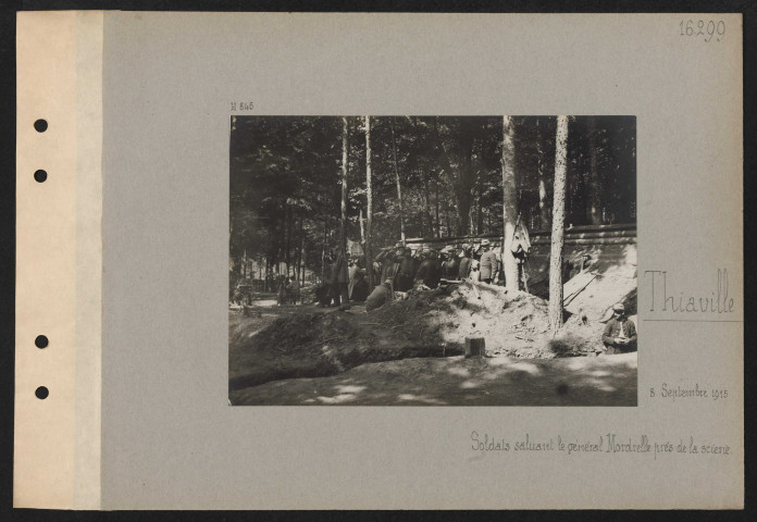 Thiaville. Soldats saluant le général Mordrelle près de la scierie