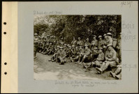 Bois de Reims. Soldats du 6e Black Watch au repos, sur la route, après le combat