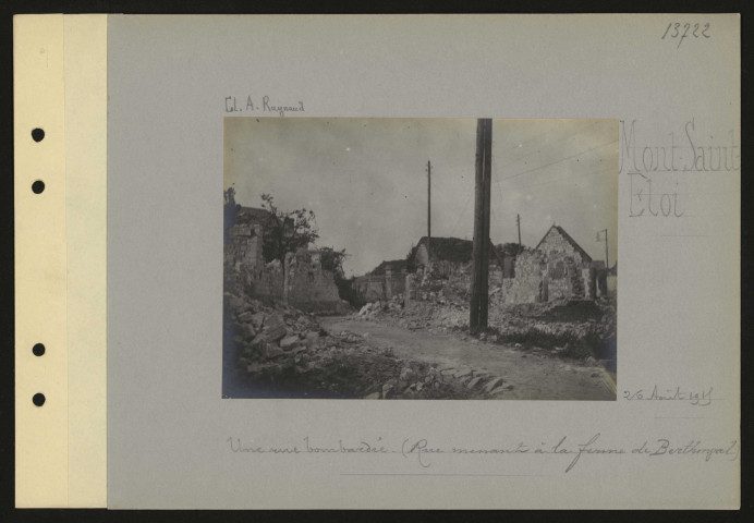 Mont-Saint-Éloi. Une rue bombardée (rue menant à la ferme de Berthonval)