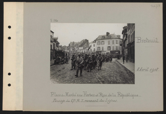 Breteuil. Place du marché aux herbes et rue de la république. Passage du 67e RI revenant des lignes