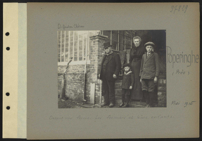 Poperinghe (près). Devant une ferme. Les fermiers et leurs enfants