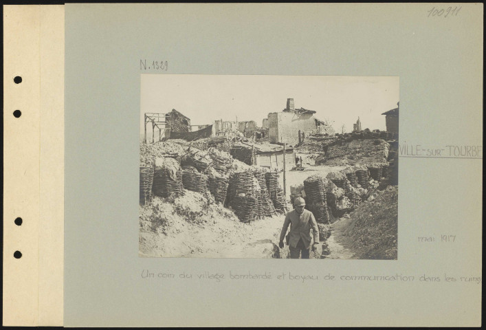 Ville-sur-Tourbe. Un coin du village bombardé et boyau de communication dans les ruines