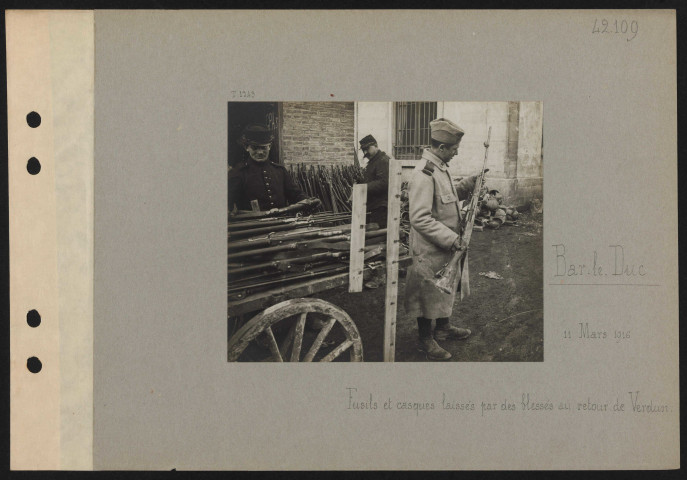 Bar-le-Duc. Fusils et casques laissés par des blessés au retour de Verdun