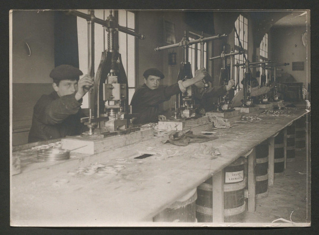 Fabrication de lunettes contre le gaz aux usines Pathé