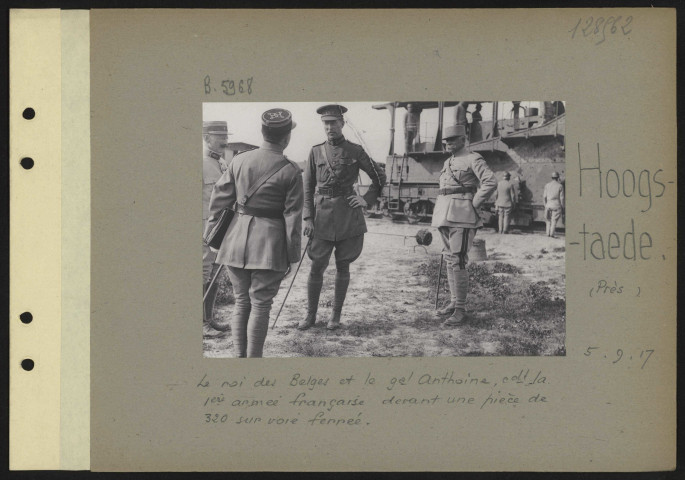 Hoogstade (près). Le roi des Belges et le général Anthoine, commandant la première armée française devant une pièce de 320 sur voie ferrée