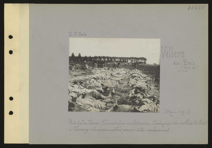 Villers-au-Bois (nord-ouest de). Près de la gare. Cimetière militaire. Cadavres de soldats tués à Carency et rassemblés pour être inhumés