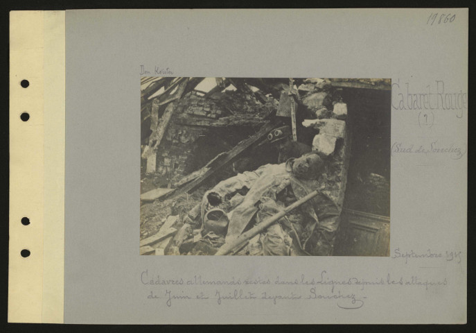 Cabaret Rouge (?) (sud de Souchez). Cadavres allemands restés entre les lignes depuis les attaques de juin et juillet devant Souchez