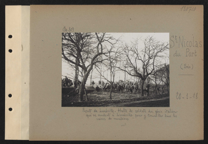 Saint-Nicolas-du-Port (près). Route de Lunéville. Halte de soldats du génie italien qui se rendent à Lunéville pour y travailler dans les usines de munitions