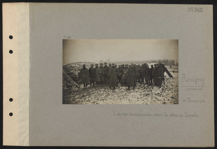 Revigny (environs de). L'équipe des auto-canons devant les débris du Zeppelin