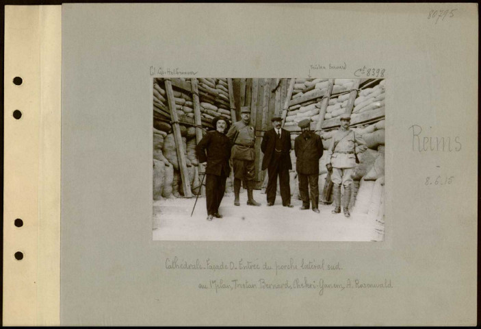Reims. Cathédrale. Façade ouest. Entrée du porche latéral sud. Au premier plan, Tristan Bernard, Chekri Ganem, A. Rosenwald