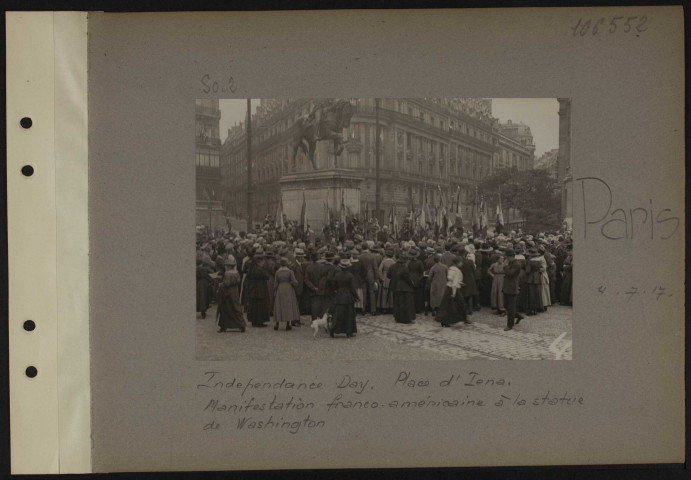 Paris. Independance Day. Place d'Iéna. Manifestation franco-américaine à la statue de Washington