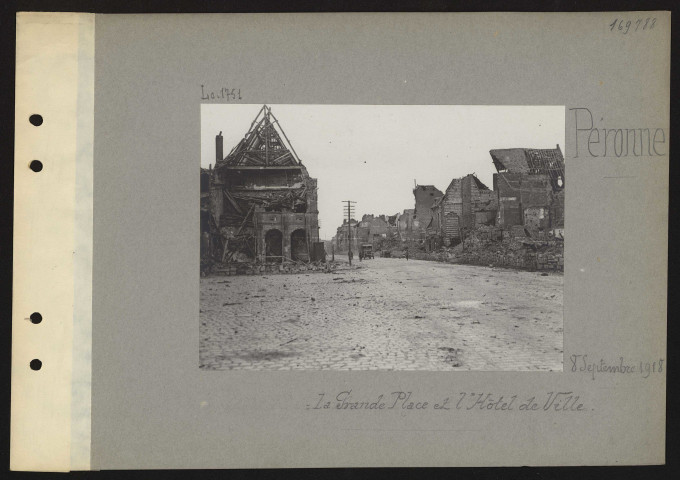 Péronne. La grande place de l'hôtel de ville