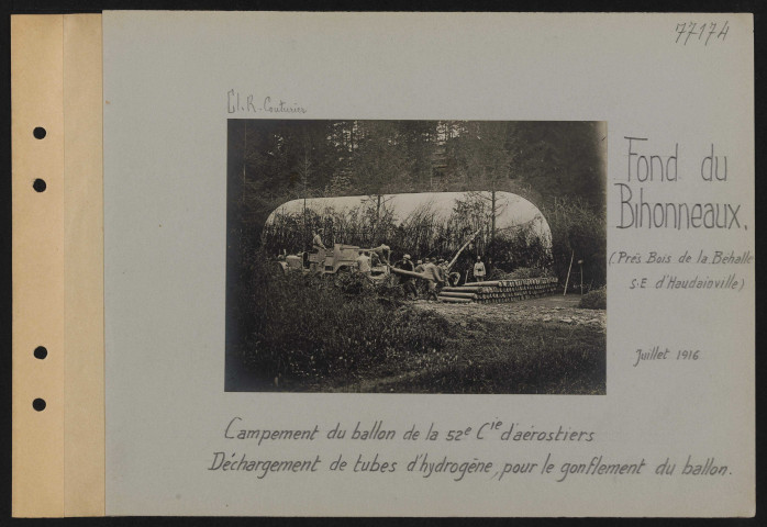 Fond du Bihonneaux (près Bois de la Behalle, sud-est d'Haudainville). Campement du ballon de la 52e compagnie d'aérostiers. Déchargement de tubes d'hydrogène pour le gonflement du ballon