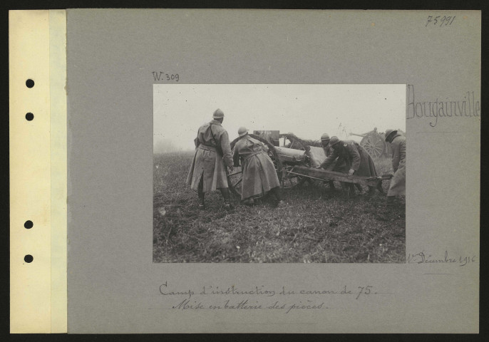 Bougainville. Camp d'instruction du canon de 75. Mise en batterie des pièces