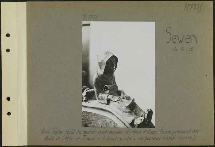Sewen. Dans l'église. Dépôt des œuvres d'art évacuées du front d'Alsace. Figure provenant des stalles de l'église de Thann, se trouvait au-dessus du panneau (cliché 157334)