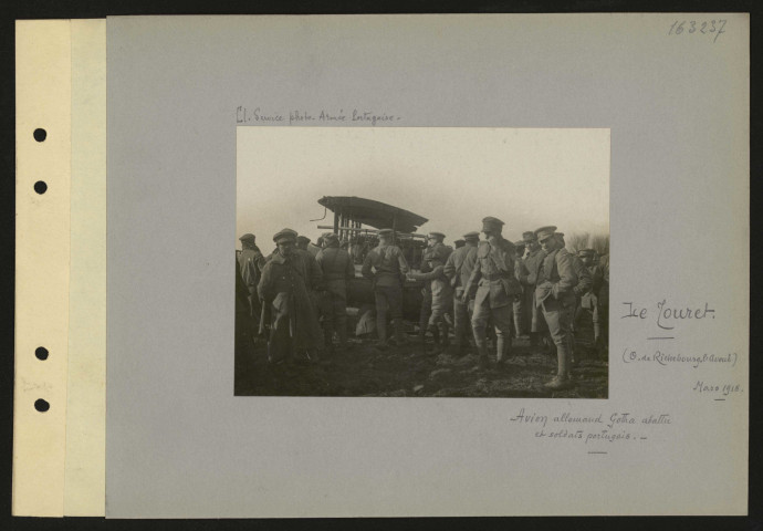 Le Touret. Avion allemand Gotha abattu et soldats portugais
