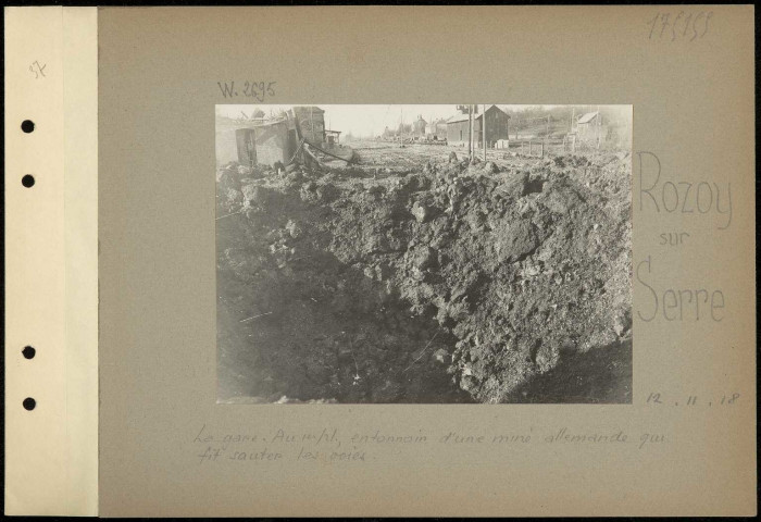 Rozoy-sur-Serre. La gare. Au premier plan, entonnoir d'une mine allemande qui fit sauter les voies