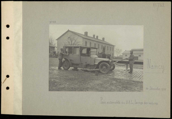 Nancy. Parc automobile du détachement d'armée de Lorraine ; lavage des voitures