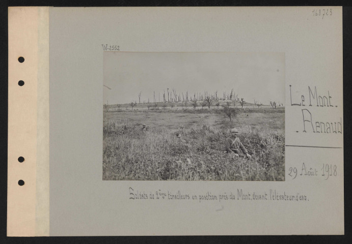 Le Mont-Renaud. Soldats du deuxième tirailleurs en positions près du mont, devant l'élévateur d'eau
