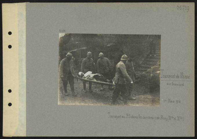 Flirey (près) (Meurthe-et-Moselle). Transport de blessé sur brancard. Transport au poste de secours dans les carrières