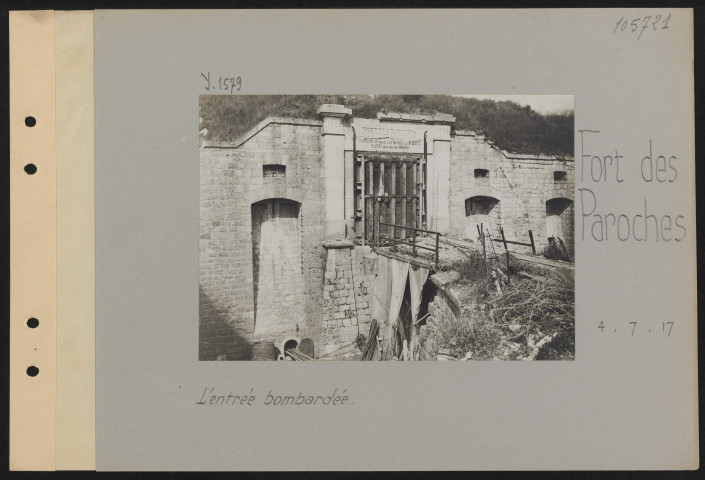 Fort des Paroches. L'entrée bombardée