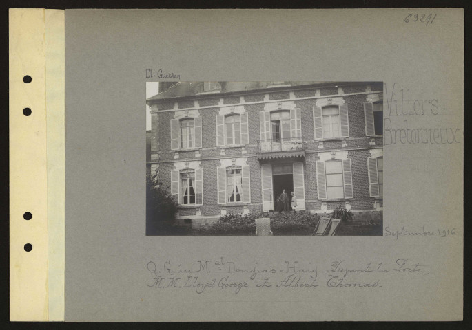 Villers-Bretonneux. Quartier général du maréchal Douglas-Haig. Devant la porte, messieurs Lloyd George et Albert Thomas
