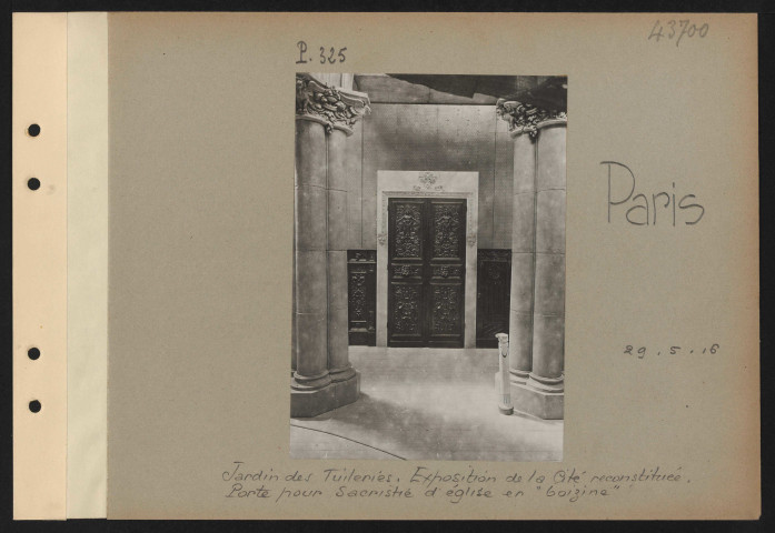 Paris. Jardin des Tuileries. Exposition de la cité reconstituée. Porte pour sacristie d'église en "boizine"
