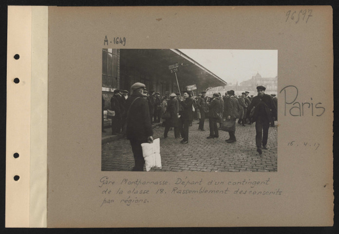 Paris. Gare Montparnasse. Départ d'un contingent de la classe 18. Rassemblement des conscrits par régions