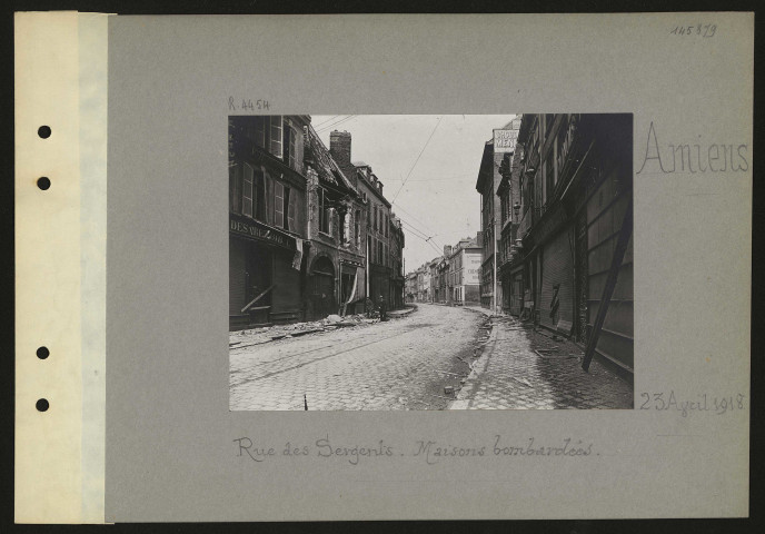 Amiens. Rue des Sergents. Maisons bombardées.