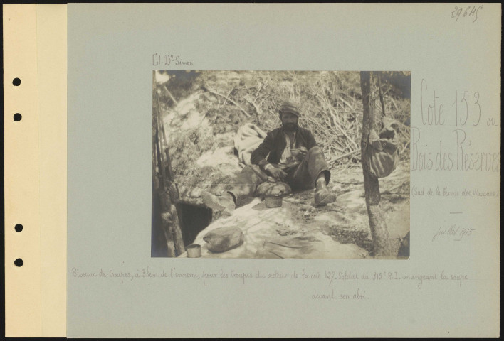 Cote 153 ou Bois des Réserves (sud de la Ferme des Wacques). Bivouac de repos, à 3 km de l'ennemi, pour les troupes du secteur de la Cote 127. Soldat du 315e régiment d'infanterie mangeant la soupe devant son abri