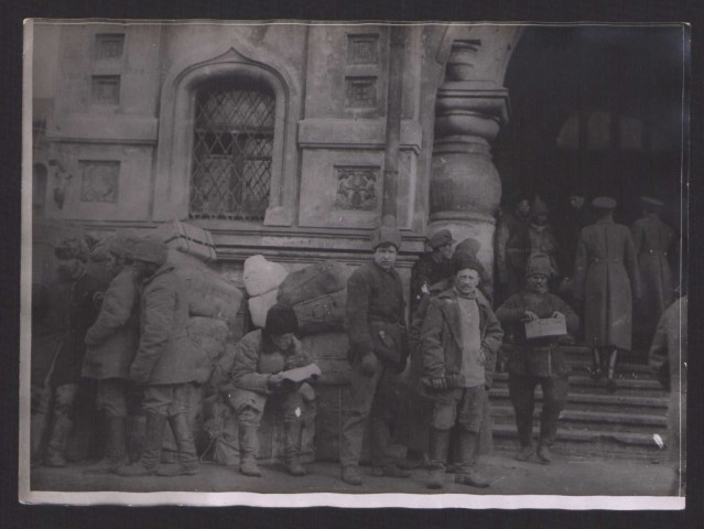 Sibérie (Vladivostok). Types de paysans devant la gare