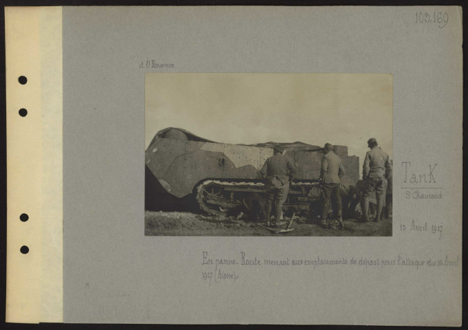 S.l. (Aisne). Tank Saint-Chamond en panne. Route menant aux emplacements de départ pour l'attaque du 16 avril 1917