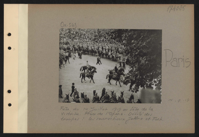 Paris. Fête du 14 juillet 1919 ou fête de la Victoire. Place de l'Opéra. Défilé des troupes : les maréchaux Joffre et Foch