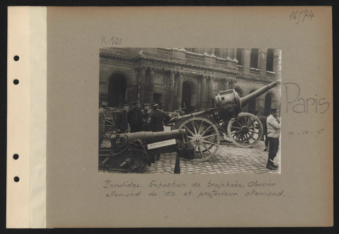 Paris. Invalides. Exposition de trophées. Obusier allemand de 150 et projecteur allemand