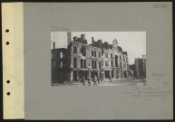 Arras. Place de la Gare. Maisons et hôtel du "Courrier du Pas-de-Calais" détruits par le bombardement