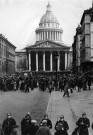 Le cortège du Front Populaire a traversé Paris du Panthéon à la Nation. Sous-Titre : Protégé par un cordon de garde mobile, le cortège se forme devant le Panthéon.