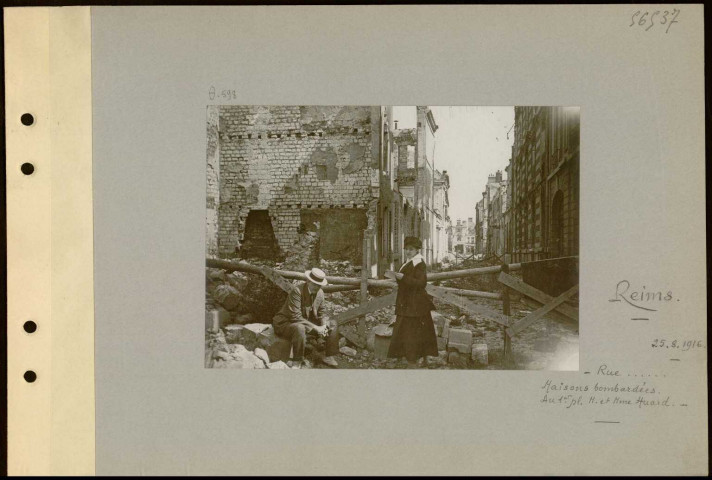 Reims. Rue ? Maisons bombardées. Au premier plan, monsieur et madame Huard
