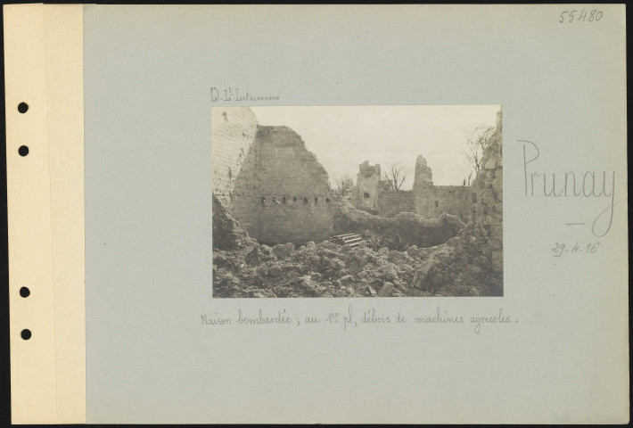 Prunay. Maison bombardée ; au premier plan, débris de machines agricoles