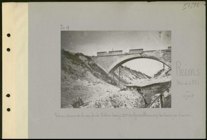 Reims (Près et à l'est). Pont au-dessus de la voie ferrée Châlons-Laon (à 800 mètres des lignes allemandes) bombardé par l'ennemi